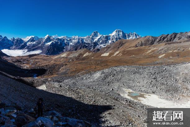 世界上最高大的高原青藏高原，总面积近300万平方公里平均海拔450