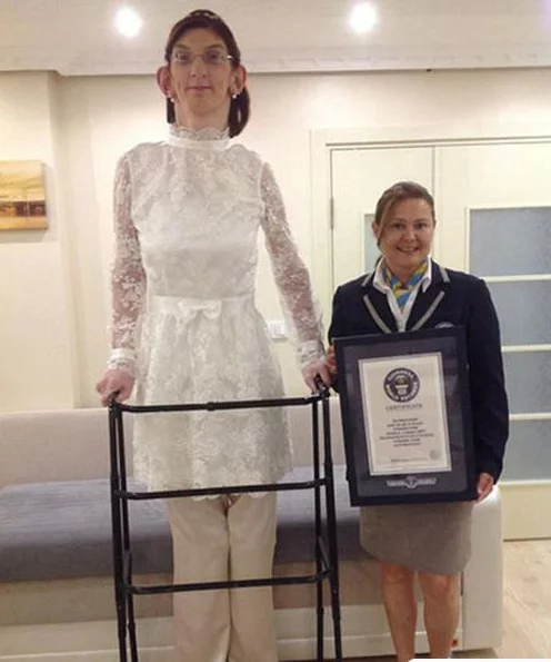 世界上最高的女孩鲁梅萨·盖尔吉，17岁身高就高达2.51米