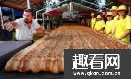 世界上最大的面包：全长1700米 白糖就用了1吨