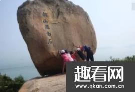 世界第一奇石：风动石悬空在悬崖边上的不倒翁 奇观