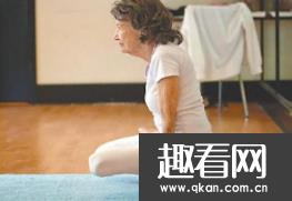世界最老瑜伽教练：98岁身体如少女般柔软 75年资历