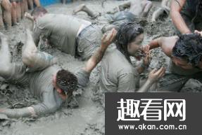 世界上最脏的节日，日本泥浆节 认为泥浆能带来好运