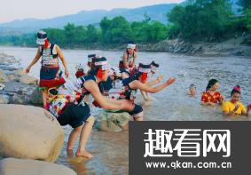 最奇葩节日，藏族洗澡节 露天水池洗澡/八百年历史