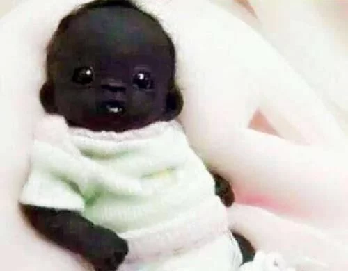 世界上最黑的孩子，刚出生婴儿连眼白都是黑的 惊悚